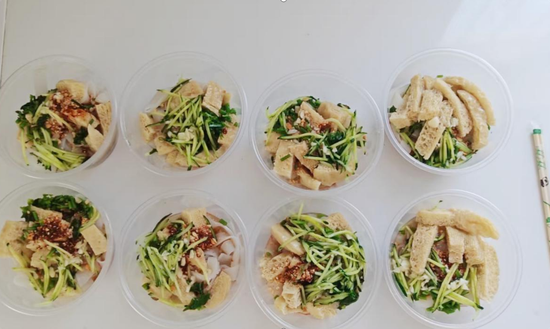 天山花儿美食工坊产出凉皮。尹洁 摄 天山花儿美食工坊产出凉皮。尹洁 摄