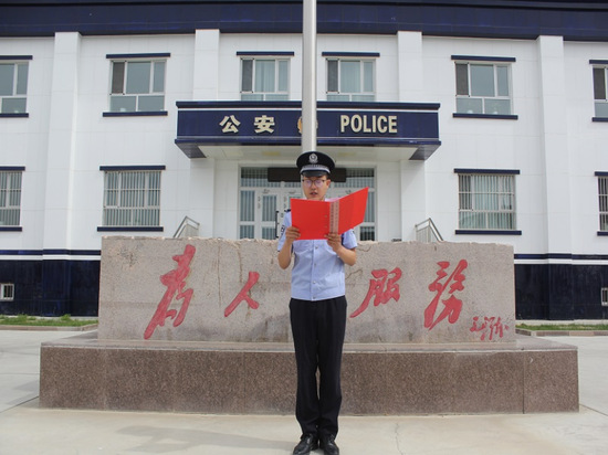 派出所民警正在开展国旗下宣讲。