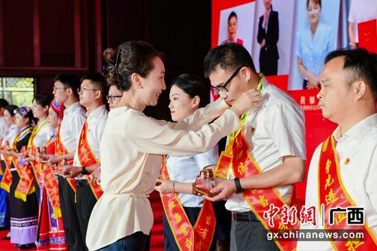 广西通信管理局副局长魏艳为获奖代表颁奖。 广西通信管理局副局长魏艳为获奖代表颁奖。