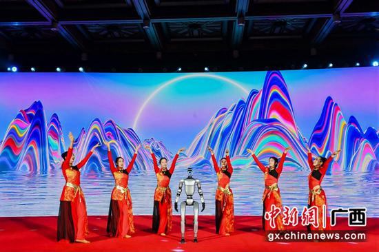 与机器人共舞的节目《未来已来》,展示移动风采。 与机器人共舞的节目《未来已来》,展示移动风采。