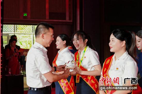 中国移动广西公司总经理王一秋为获奖代表颁奖。 中国移动广西公司总经理王一秋为获奖代表颁奖。