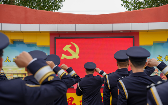 2025年6月30日,民警们在党旗下进行宣誓。