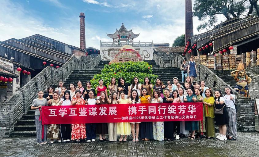 代表团实地走访市级儿童友好基地南风古灶。(伽师县融媒体中心记者 阿力米热·亚森 摄) 代表团实地走访市级儿童友好基地南风古灶。(伽师县融媒体中心记者 阿力米热·亚森 摄)