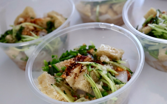 阜康市滋泥泉子镇天山花儿美食工坊农民专业合作社的凉皮。王凌红 摄
