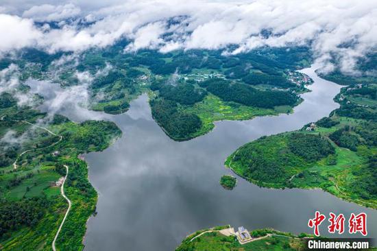 7月1日，航拍贵州省黔西市附廓水库，景色宜人。史开心 摄