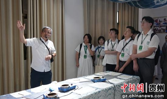 培侨学生了解当地苗绣文化