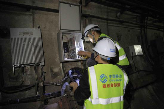 网络工程师对隧道内网络线路进行升级。吴家志 摄 网络工程师对隧道内网络线路进行升级。吴家志 摄