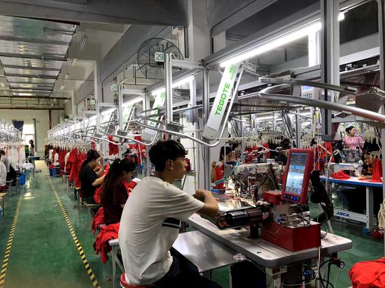 新疆纱纤亿股份和田经纶服饰有限公司车间工人们正在各自的岗位上工作。陶拴科 摄