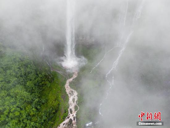 6月30日航拍吊水岩瀑布。