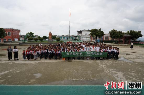 培侨师生与高锦师生合影。