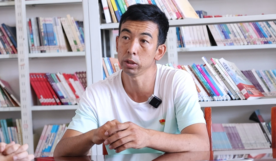 舍志贵向记者讲述合作社发展思路与缘起。王凌红 摄