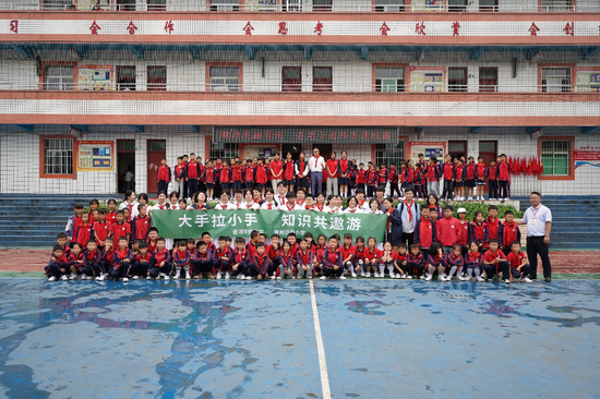 培侨师生与沙井小学师生合影。