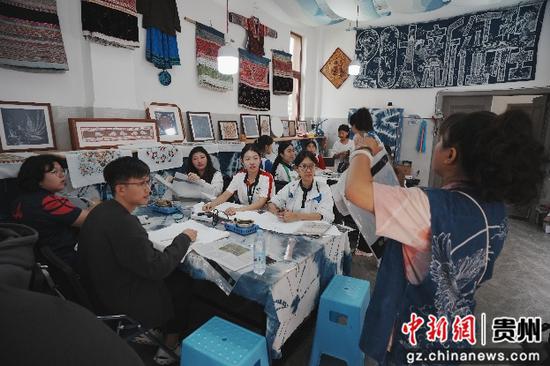 培侨学生体验蜡染制作。