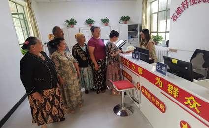 获得积分的村民现场领取兑换票。