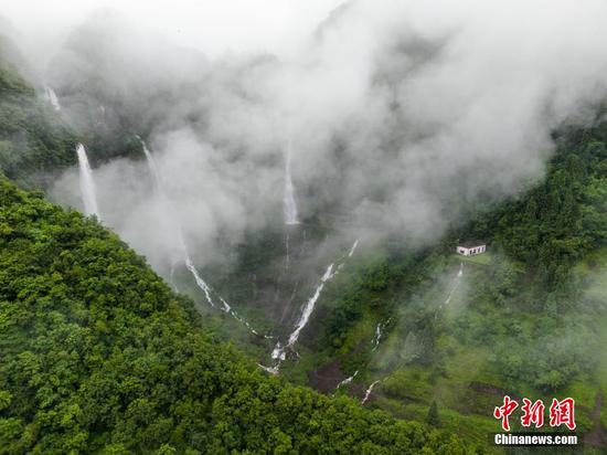 图为6月30日航拍吊水岩瀑布。