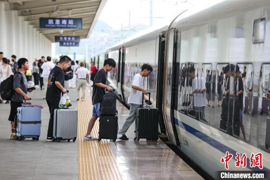 7月1日，贵州省凯里市，旅客在凯里南站登车。中新社记者 瞿宏伦 摄