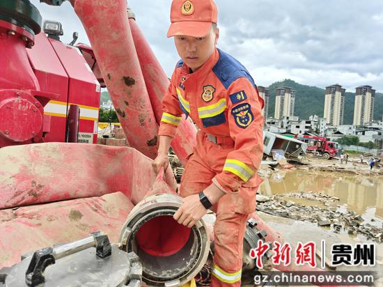 图为黔南州消防救援支队特勤消防站徐银亮正在滨江一号进行排涝作业。