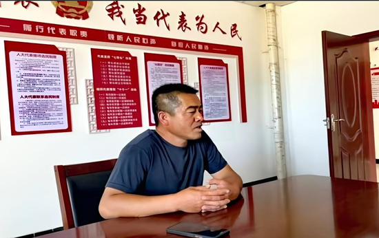二道河子中心村党总支副书记张志东在村民委员会介绍村里的农业发展情况和工作规划	。伊丽达娜·巴哈地牙尔 摄