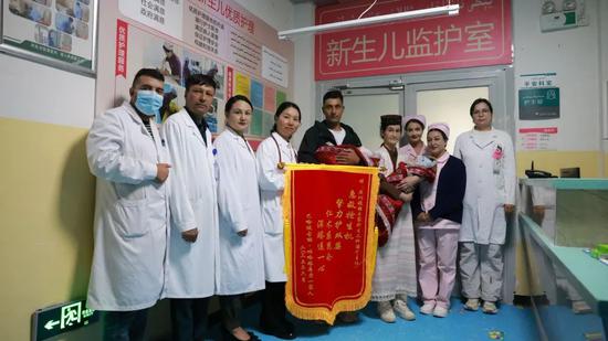 巴哈提古丽与丈夫卡日瓦夏向医生团队赠送锦旗。深圳特区报记者 莫荣宝 摄