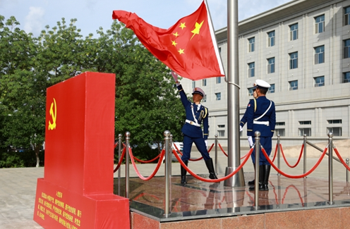 消防救援人员正在举行升国旗仪式。