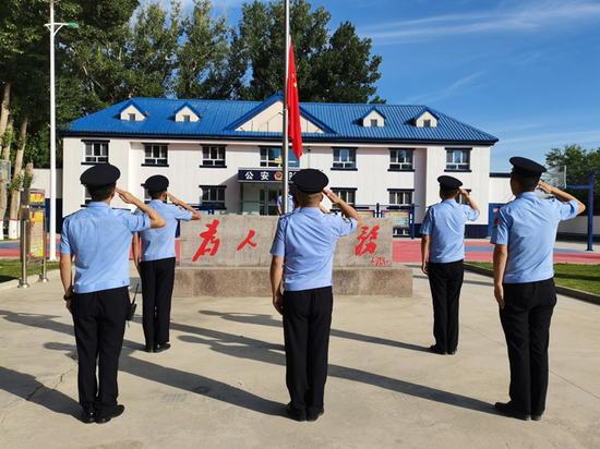 6月30日
，正当<strong></strong>萨尔托海边境派出所开展升国旗及“国旗前宣讲”活动。新疆