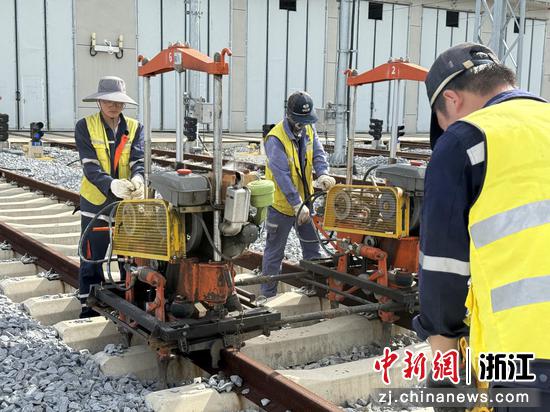 图为:工人维护检修钢轨。中新社发 贺瑞明 摄