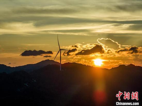 7月2日,在大方县六龙镇,夕阳西下,一排排光伏板与远处的风力发电机交相辉映,构成一幅新能源发电的“风光”图。2023年以来,大方县新能源项目已累计并网45万千瓦,累计发电约4亿千瓦时,节约标煤约12万吨,减少CO2排放约33万吨。为区域能源转型和绿色发展注入了强劲动力,同时,带动地方实现经济、生态双丰收。何志刚 摄 7月2日,在大方县六龙镇,夕阳西下,一排排光伏板与远处的风力发电机交相辉映,构成一幅新能源发电的“风光”图。2023年以来,大方县新能源项目已累计并网45万千瓦,累计发电约4亿千瓦时,节约标煤约12万吨,减少CO2排放约33万吨。为区域能源转型和绿色发展注入了强劲动力,同时,带动地方实现经济、生态双丰收。何志刚 摄