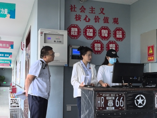 博湖县敞开“随同式”执法监督新模式