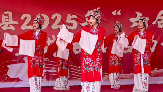 洛浦县文化馆民间艺人演出团为村民们送上戏曲联唱	。e