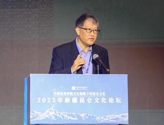 国家文科一级教授	、中国社会科学院学部委员冯时以《考古昆仑》为题发表主旨演讲。许晓龙 摄c