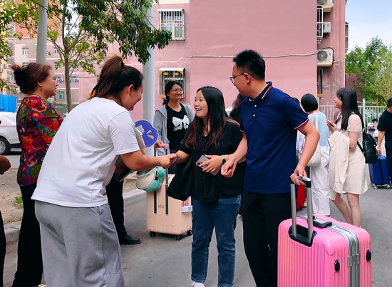 郴州8名柔性援疆人才抵达托克逊展开对口援助作业