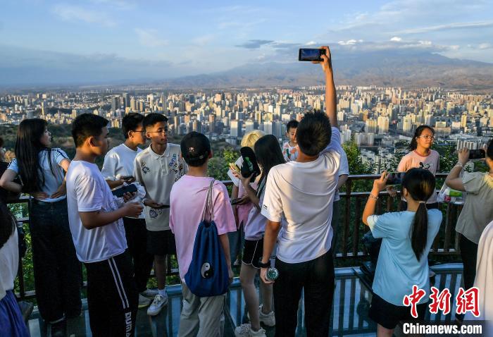 乌鲁木齐：夕阳暮色下的山顶音乐会举办