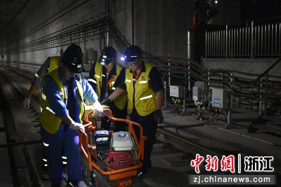 图为:工人维护检修钢轨。中新社发 贺瑞明 摄