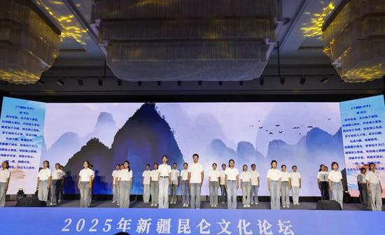 学生朗诵《大鹏赋·并序》	�。许晓龙 摄