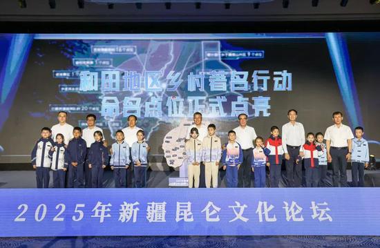 地区领导与学生共同点亮地名点位。许晓龙 摄c0