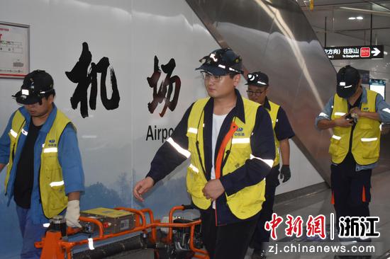 图为:工人们开展轨道保障作业。中新社发 贺瑞明 摄 图为:工人们开展轨道保障作业。中新社发 贺瑞明 摄