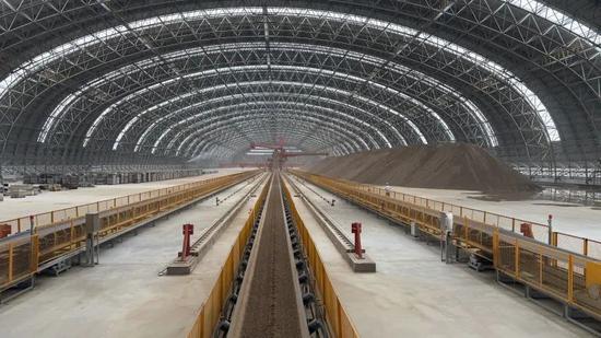 铅锌氧化矿和焦粉混合后经过上料系统源源不断送到挥发窑
。阿卜力克木 摄82
