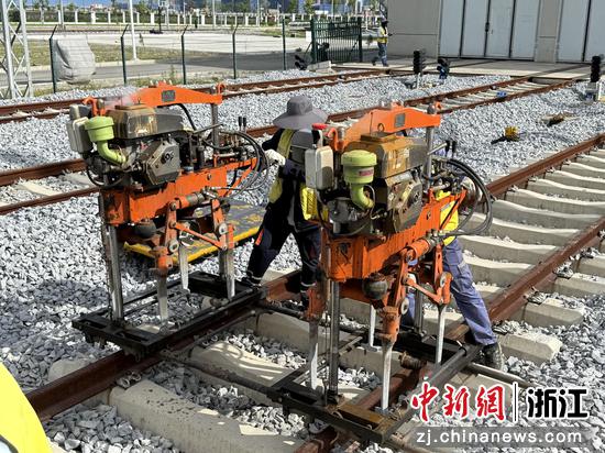 图为:工人维护检修钢轨。中新社发 贺瑞明 摄