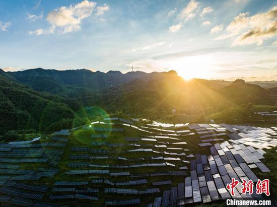 7月2日,航拍贵州省<a href=http://www.gzculture.net target=_blank class=infotextkey>毕节</a>市大方县六龙镇光伏发电场和风力发电场。何志刚 摄 7月2日,航拍贵州省<a href=http://www.gzculture.net target=_blank class=infotextkey>毕节</a>市大方县六龙镇光伏发电场和风力发电场。何志刚 摄