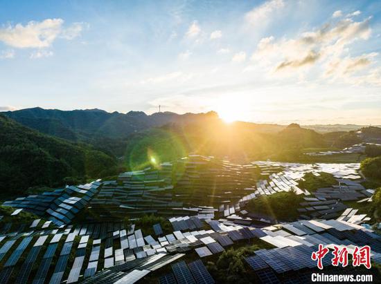 7月2日,航拍贵州省<a href=http://www.gzculture.net target=_blank class=infotextkey>毕节</a>市大方县六龙镇光伏发电场和风力发电场。何志刚 摄 7月2日,航拍贵州省<a href=http://www.gzculture.net target=_blank class=infotextkey>毕节</a>市大方县六龙镇光伏发电场和风力发电场。何志刚 摄