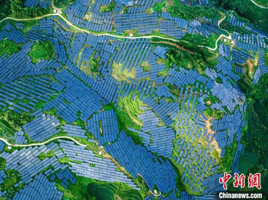 7月2日,航拍贵州省<a href=http://www.gzculture.net target=_blank class=infotextkey>毕节</a>市大方县六龙镇光伏发电场。何志刚 摄 7月2日,航拍贵州省<a href=http://www.gzculture.net target=_blank class=infotextkey>毕节</a>市大方县六龙镇光伏发电场。何志刚 摄