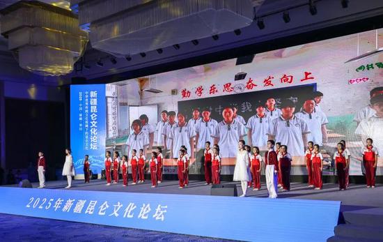 屏南县祥榕中学学生与和田县小学生隔空共唱《陈母问勇》
�。母问许晓龙 摄