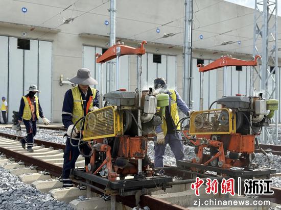 图为:工人维护检修钢轨。中新社发 贺瑞明 摄