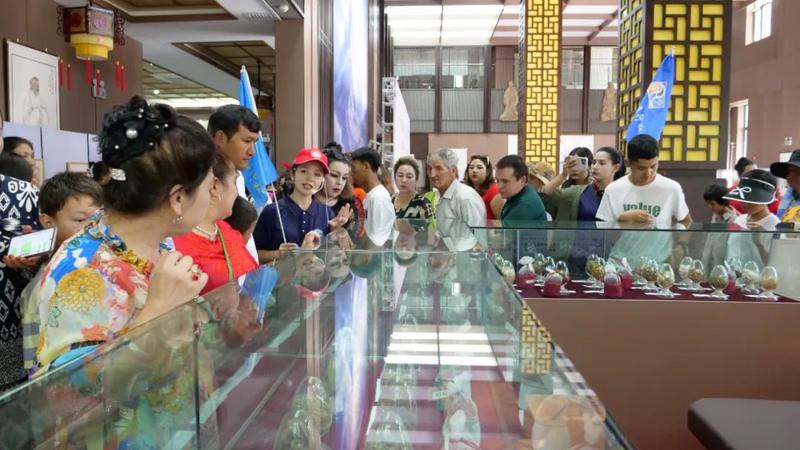 在昆仑国学书院参观。叶城县融媒体中心记者 布热比·艾买尔 摄 在昆仑国学书院参观。叶城县融媒体中心记者 布热比·艾买尔 摄