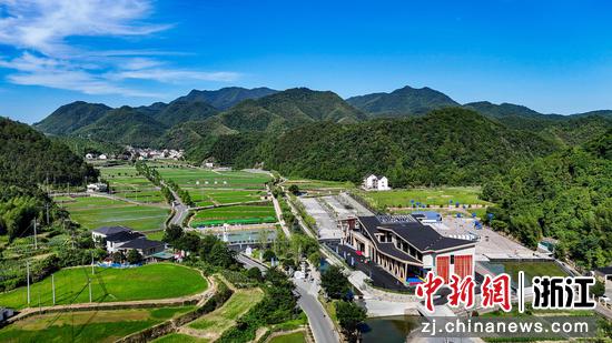 图为：景色优美的夏日山乡风景。中新社发 张兴良 摄