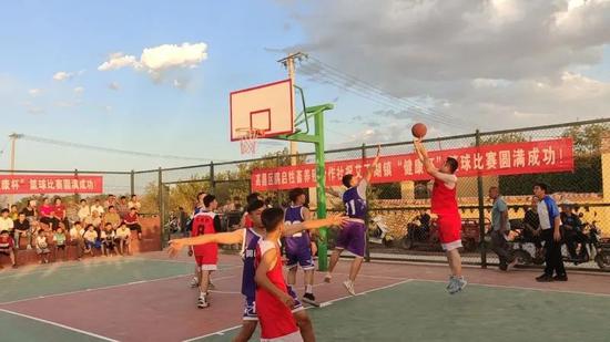在灯光篮球场举办篮球比赛。艾丁湖镇供图。