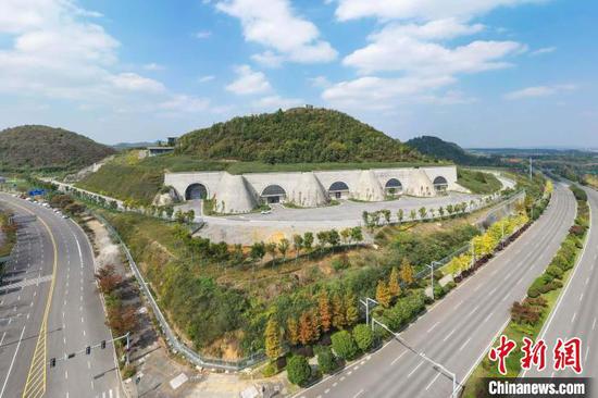 资料图:航拍贵安腾讯七星数据中心。记者 瞿宏伦 摄 资料图:航拍贵安腾讯七星数据中心。记者 瞿宏伦 摄