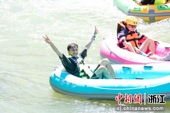 图为：外籍友人体验漂流。中新社发 张兴良 摄