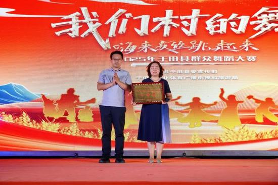 阿热勒乡代表队凭借舞蹈《民族团结一家亲》摘得桂冠。(阿热孜古力 摄)