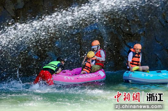 图为：游客在溪流中嬉水。中新社发 张兴良 摄